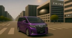 紫のトヨタ・アルファードが静かな都市の大通りに停まっている様子