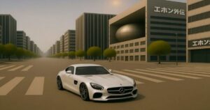 都会の道路を走る白いメルセデスAMG GT。 周囲には日本の都市のようなビル群が立ち並び、「エホン外伝」と書かれた建物が見える。空は曇りか夕焼けで、道路には横断歩道が描かれている。