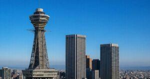 塔と高層ビル群の都市風景